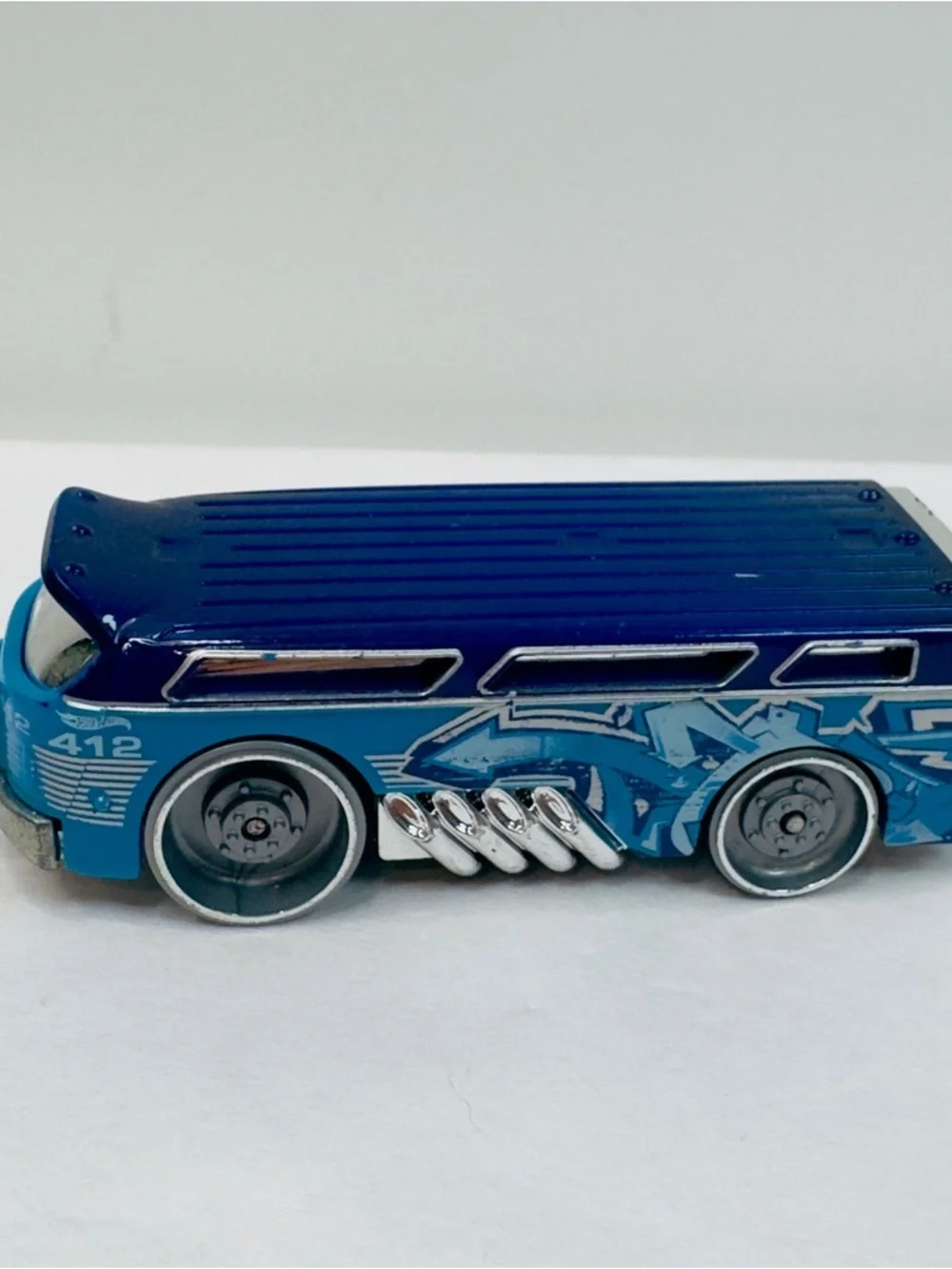 2011 Hot Wheels Mattel Bendy Bus Transporter Vehicle VO146 Loose Blue Toy A